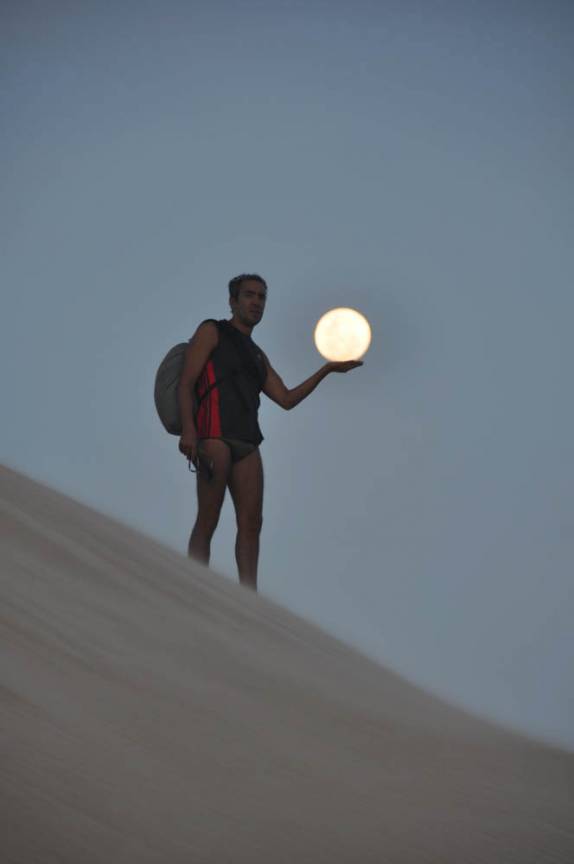 Segurando a lua cheia! (nas dunas de Galos, região de Galinhos - RN)